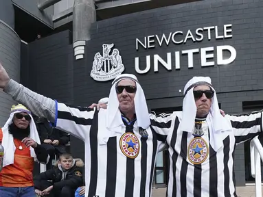 Penggemar Newcastle berfoto di luar lapangan sebelum pertandingan sepak bola Liga Premier Inggris antara Newcastle dan Tottenham Hotspur di St. James' Park di Newcastle, Inggris, Minggu 17 Oktober 2021. (AP/Jon Super)