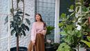 Plisket skirt cocok digunakan di situasi apapun. Padukan dengan cardigan dan top warna pastel yang selaras. (Instagram.com/lucedaleco).