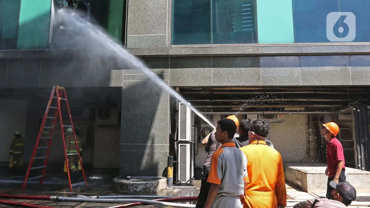 FOTO: Kebakaran Gedung Cyber 1