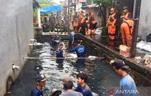 Pemkot Jakut Angkut Seribu Karung Lumpur di Kali Betik untuk Cegah Banjir