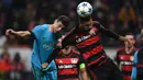 Pemain Bayer Leverkusen, Jonathan Glao Tah berduel udara dengan pemain Barcelona, Munir El Haddadi (kiri)  pada leg kedua grup E Liga Champions di Stadion Bay Arena, Laverkusen, Jerman, Kamis (10/12/2015) dini hari WIB.  (AFP Photo/Patrik Stollarz)