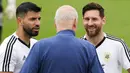 Striker Argentina, Lionel Messi dan Sergio Aguero, berbincang dengan asisten pelatih saat latihan di Bronnitsy, Rusia, Rabu (13/6/2018). Lionel Messi menjadi tumpuan Timnas Argentina untuk menjuarai Piala Dunia 2018. (AP/Ricardo Mazalan)