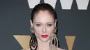Coco Rocha berpose saat menghadiri WWD Honors Awards yang diselenggarakan oleh Women's Wear Daily di Cipriani South Street di New York pada Selasa, 25 Oktober 2022. ia pasangkan dengan anting-anting perak dramatis di telinganya. (Michael Loccisano/Getty Images/AFP)