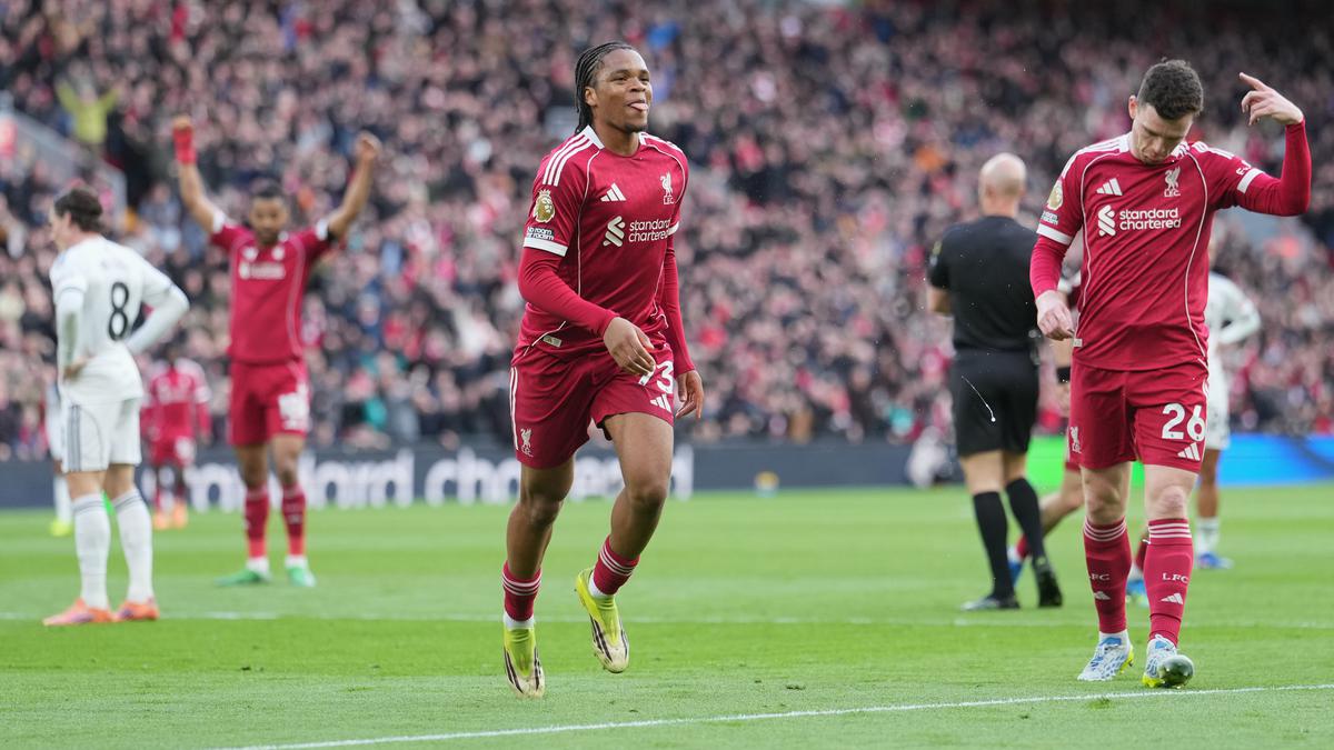 rio-ngumoha-cetak-gol-berkelas-ke-gawang-fulham-arne-slot-finishing