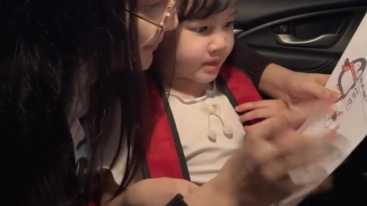 Dengan penuh kesabaran, Nella mengajari Gendhis saat mereka berada di dalam mobil. Kira-kira, Gendhis lagi belajar apa ya?<br>