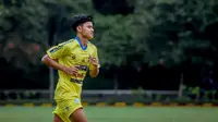 Pemain anyar Arema FC yang dipinjam dari Semen Padang, Genta Alparedo, sudah berlatih bersama tim Singo Edan di Stadion Universitas Muhammadiyah Malang (UMM), Senin (20/12/2021) (Bola.com/Iwan Setiawan)