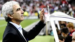 France&#039;s national football team coach Raymond Domenech waits for the beginning of the friendly football match France vs. Tunisia, on October 14, 2008 at the Stade de France in Saint-Denis, outside Paris. AFP PHOTO/FRANCK FIFE