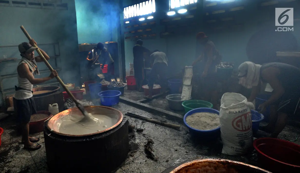 Pekerja mengaduk adonan saat membuat dodol keranjang di pabrik Ny Lauw, Neglasari, Tangerang, Banten, Minggu (27/1). Dodol keranjang untuk Imlek ini dijual dengan harga Rp 63 ribu per kilogram. (Merdeka.com/Arie Basuki)