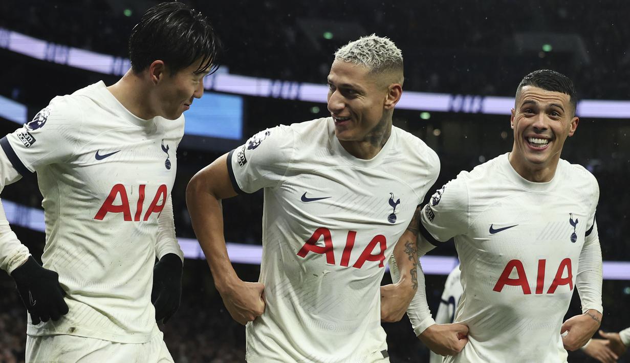 Selebrasi striker Tottenham Hotspur, Richarlison (tengah) bersama Son Heung-min (kiri) dan Pedro Porro setelah mencetak gol ketiga ke gawang Bournemouth pada laga pekan ke-20 Liga Inggris 2023/2024 di Tottenham Hotspur Stadium, London, Minggu (31/12/2023). (AP Photo/Ian Walton)