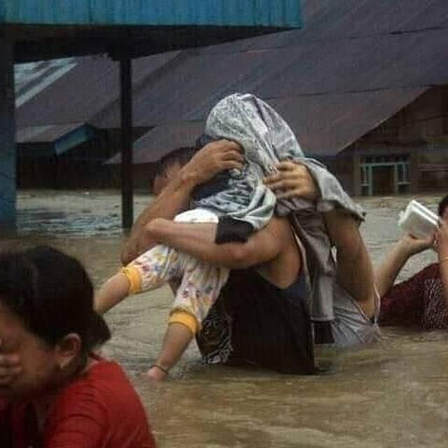 Potret Perjuangan Orang Tua Evakuasi Anaknya Saat Banjir, Bikin Haru. (Sumber: Twitter/yandi.gunawan.86)