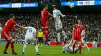 Pemain Bayern Munchen berebut bola dengan pemain Real Madrid saat pertandingan semifinal Liga Champions di stadion Santiago Bernabeu, Spanyol (1/5). Dengan hasil agregat 4-3 ini Real Madrid melaju ke Final Liga Champions. (AP/Paul White)