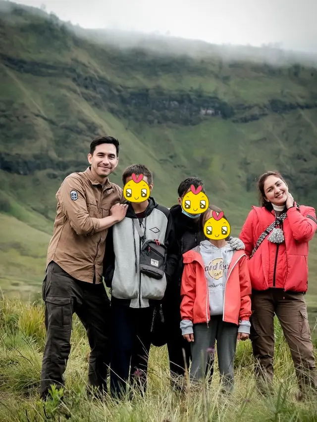 6 Potret Seru Liburan Donna Agnesia dan dan Darius Sinathrya di Bromo