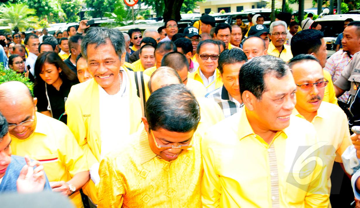 Idrus Marham (tengah) bersama para kader Golkar kubu Aburizal Bakrie saat tiba di kantor Bareskrim Mabes Polri, Rabu (11/3/2015).  Mereka melaporkan dugaan pemalsuan dokumen oleh kubu Agung Laksono. (Liputan6.com/Yoppy Renato)