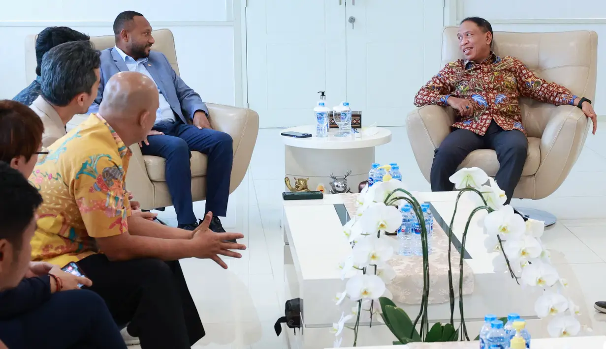 Manajer Persipura Jayapura, Yan Permenas Mandenas (kiri) dan perwakilan klub Liga 2 2022/2023 melakukan audiensi dengan Menpora RI, Zainudin Amali di Kantor Kemenpora, Jakarta, Senin (16/1/2023). (Bola.com/M Iqbal Ichsan)
