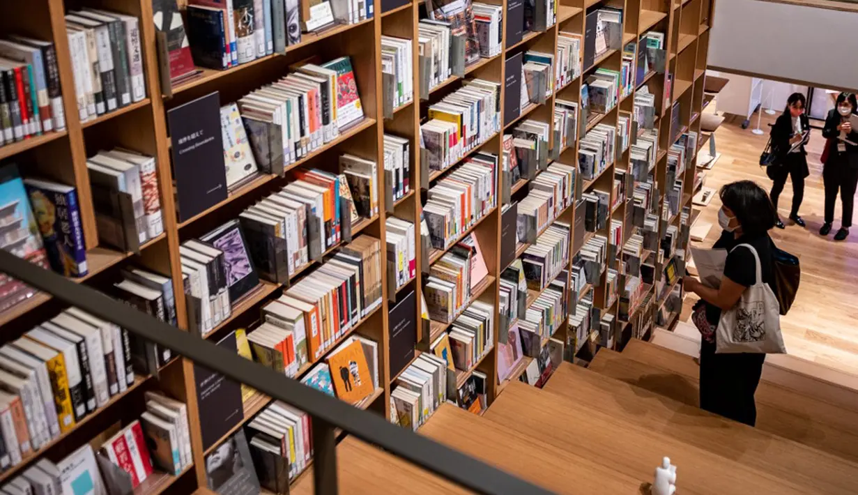 Reporter melihat-lihat saat pratinjau media dalam Rumah Sastra Internasional Waseda di Universitas Waseda, Tokyo, Jepang, 22 September 2021. Rumah Sastra Internasional Waseda yang juga dikenal sebagai Perpustakaan Haruki Murakami dirancang oleh arsitek Jepang, Kengo Kuma. (Philip FONG/AFP)