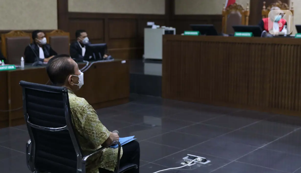 Tersangka perkara dugaan suap penghapusan nama terpidana perkara pengalihan hak tagih atau cessie Bank Bali dari daftar red notice Polri, Djoko Soegiarto Tjandra saat menjalani sidang pembacaan dakwaan di Pengadilan Tipikor Jakarta, Senin (2/11/2020). (Liputan6.com/Helmi Fithriansyah)