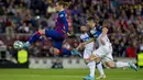 Penyerang Barcelona, Antoine Griezmann, mengontrol bola saat melawan Deportivo Alaves pada laga La Liga 2019 di Stadion Camp Nou, Sabtu (21/12). Barcelona menang 4-1 atas Deportivo Alaves. (AP/Joan Monfort)