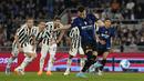 <p>Gelandang Inter Milan Ivan Perisic mencetak gol ketiga timnya melalui tendangan penalti ke gawang Juventus pada final Coppa Italia di Stadion Olimpico, Roma, Kamis (12/5/2022) dini hari WIB. Inter Milan juara Coppa Italia 2021/2022 usai menang 4-2 atas Juventus lewat babak perpanjang waktu. (AP Photo/Alessandra Tarantino)</p>