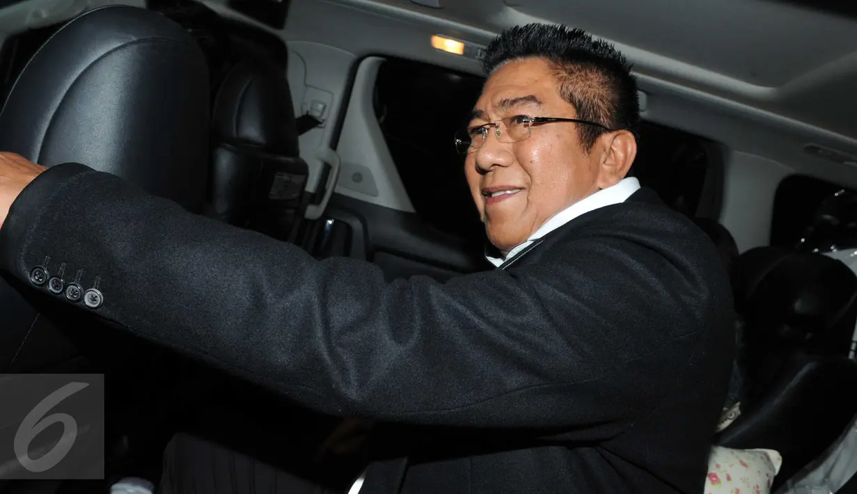 Anggota DPR dari Fraksi PDIP Henry Yosodiningrat saat turun dari mobil di depan Gedung KPK, Jakarta, Jumat (12/2). Maksud kedatangan Henry untuk melaporkan kasus korupsi aset Pemrov DKI Jakarta. (Liputan6.com/Helmi Afandi)