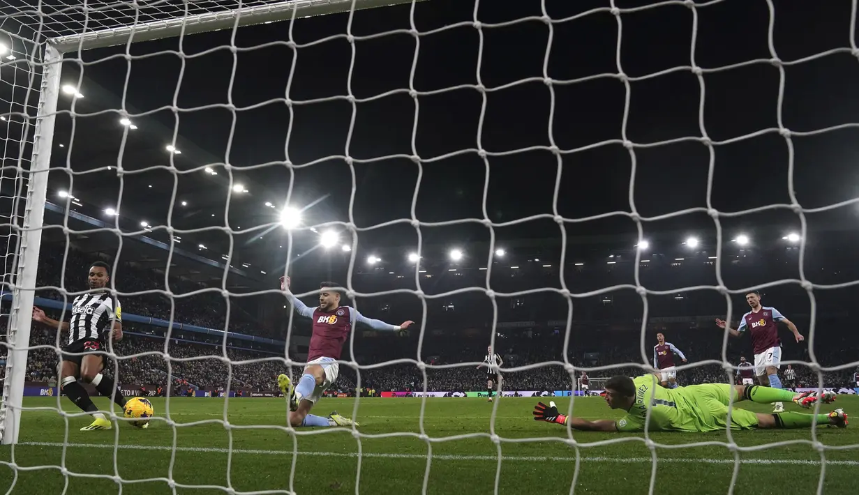 Pemain Newcastle United, Jacob Murphy, mencetak gol ke gawang Aston Villa pada laga Liga Inggris di Stadion Villa Park, Birmingham, Selasa (30/1/2024). (Jacob King/PA via AP)