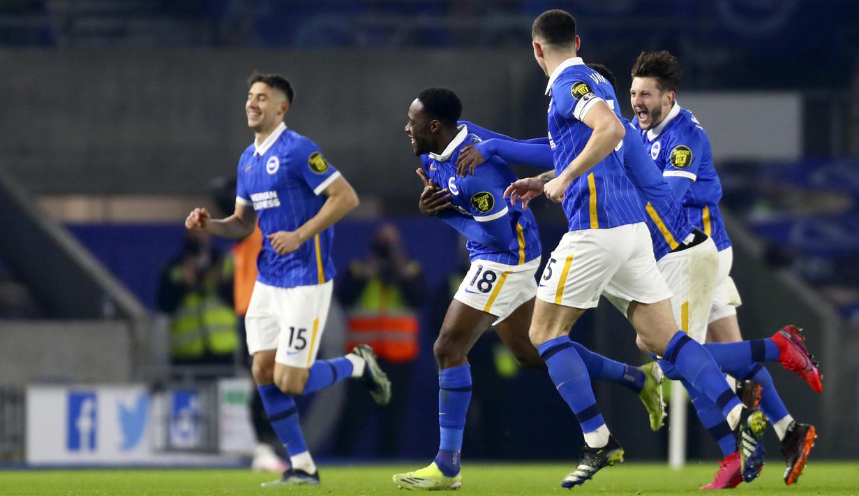 Para pemain Brighton and Hove Albion merayakan gol kedua ke gawang Newcastle United yang dicetak striker Danny Welbeck (kedua dari kiri) dalam laga lanjutan Liga Inggris 2020/2021 pekan ke-29 di Falmer Stadium, Sabtu (20/3/2021). Brighton menang 3-0 atas Newcastle United. (AP/Clive Rose/Pool)