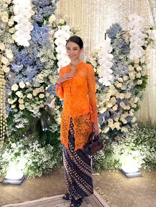 Yuki Kato terlihat menawan mengenakan kebaya berwarna oranye. Gayanya makin terlihat bak orang Jawa saat mengenakan kain batik. (Liputan6.com/IG/@yukikt)