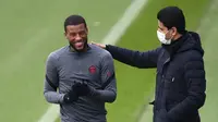 Gelandang PSG, Georginio Wijnaldum berbicara dengan presiden Nasser Al-Khelaifi selama sesi latihan di tempat latihan klub Camp des Loges di Saint-Germain-en-Laye (6/12/2021). PSG akan bertanding melawan Club Brugge pada Grup A Liga Champions di Stadion Parc des Princes. (AFP/Franck Fife)