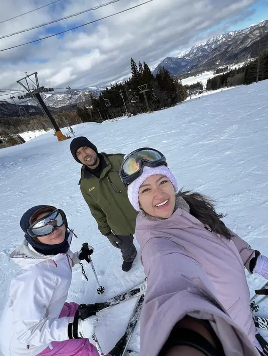 Danvy juga terlihat enerjik, dengan tampilan no makeup makeup look.  [Foto: Instagram/ Danvy Rukmana]