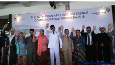 Sambut kedatangan delegasi dari berbagai negara peserta Konferensi Asia Afrika (KAA), sejumlah orang yang tergabung dalam Komunitas Historia Indonesia berperan sebagai tokoh-tokoh penggagas KAA 1955. Mereka berjalan-jalan di Terminal 2 Bandara Intern...