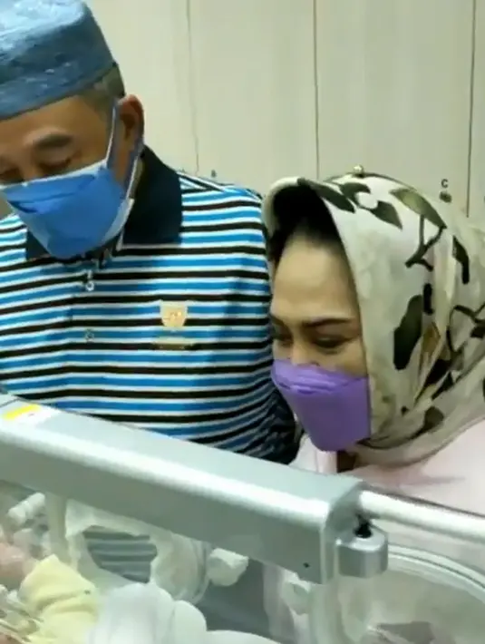 Hetty Koesendang terima cucu pertama (Instagram/hke57)