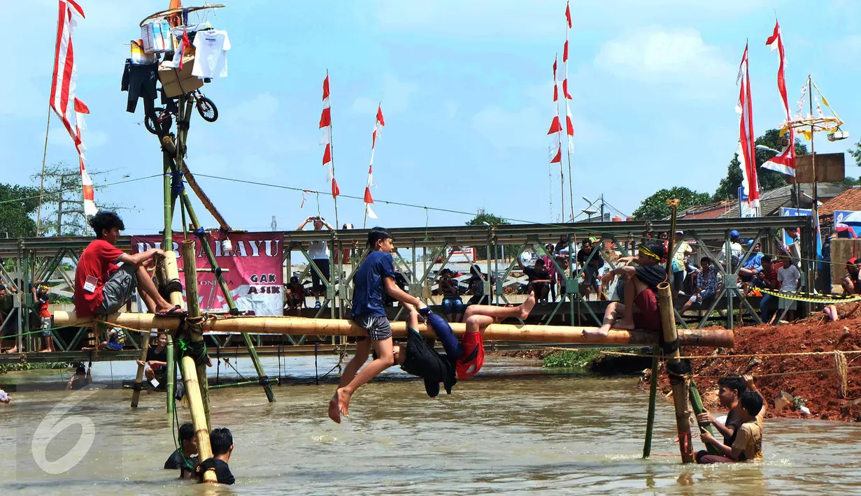 Peserta mengikuti lomba gebuk bantal di Kalimalang, Jakarta Timur, Senin (17/8). Lomba tersebut dalam rangka menyemarakkan perayaan HUT RI ke-71.(Liputan6.com/Johan Tallo)