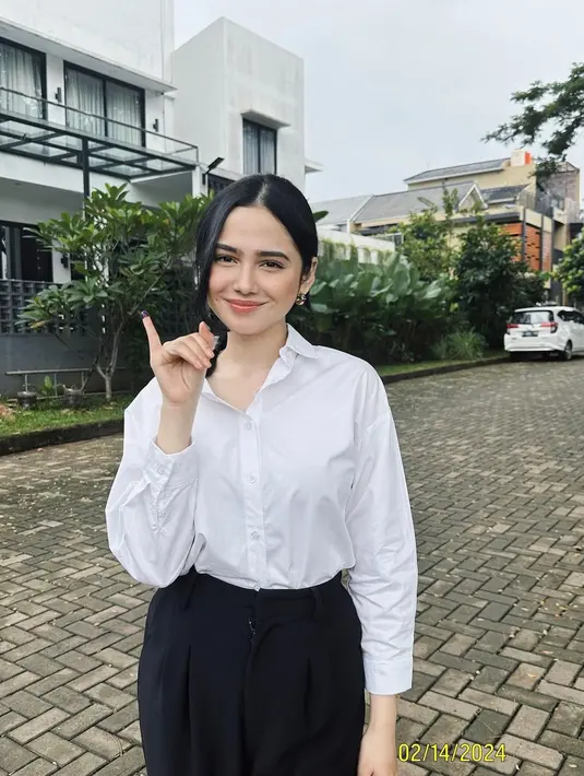 Syifa Hadju tampil profesional mengenakan kemeja warna putih yang dipadukan loose pants warna hitam. [@syifahadju]