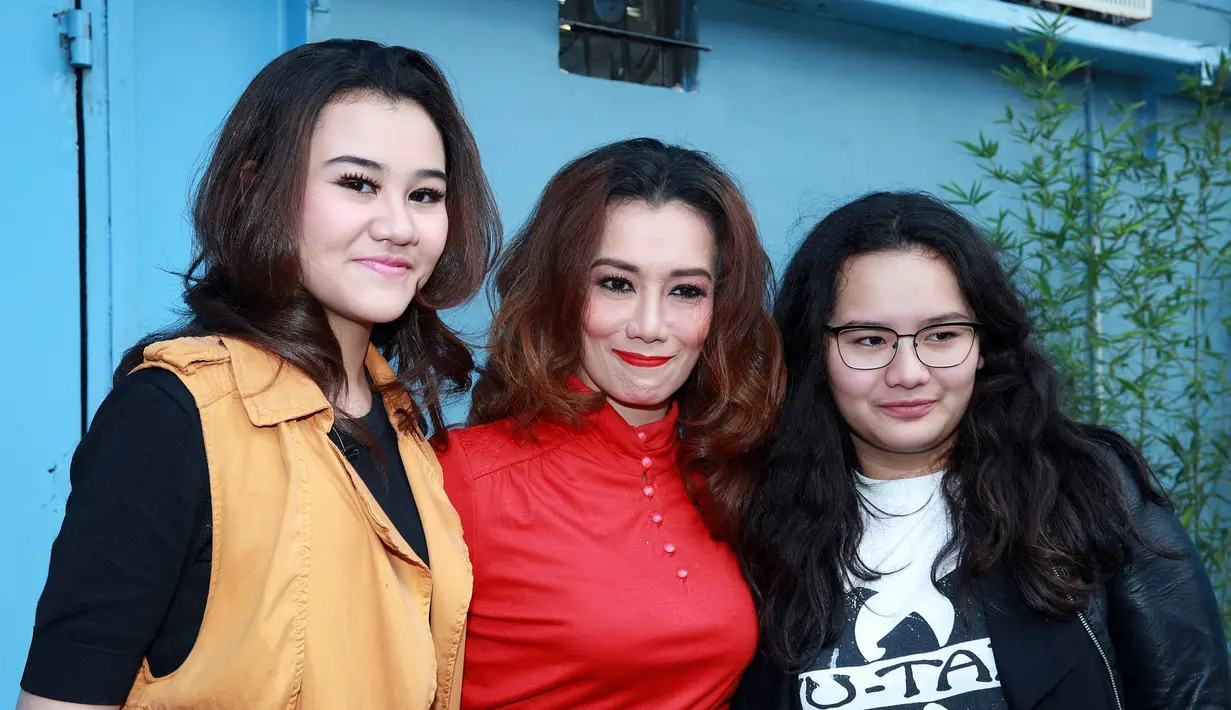 Reza Artamevira bersama kedua putrinya, Zahwa (berkaca mata) dan Aaliyah di Jakarta Selatan, Selasa (1/3/2016). (Deki Prayoga/Bintang.com)