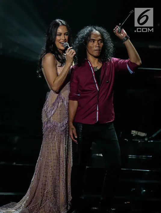Penampilan kolaborasi grup band Slank bersama Sophia Latjuba dalam konser Slank In Love di Jakarta, Selasa (27/2). Di atas panggung, Sophia Latjuba sangat menjiwai lagu Terlalu Manis bersama Kaka. (Liputan6.com/Faizal Fanani)
