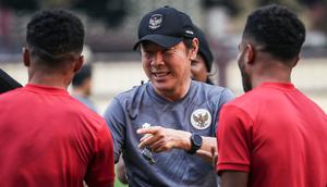 Reaksi kebingungan pelatih Kepala Timnas Indonesia, Shin Tae-yong saat bersalaman dengan Yakob dan Yance Sayuri pada latihan perdana Timnas Indonesia yang berlangsung di Stadion PTIK, Jakarta, Senin (20/03/2023) sore WIB. Skuad Garuda rencananya akan melakoni laga FIFA Match Day melawan Burundi pada 25 dan 28 Maret 2023 di Stadion Patriot Candrabhaga, Bekasi. (Bola.com/Bagaskara Lazuardi)