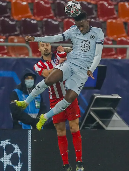 Bek Atletico Madrid, Mario Hermoso menyundul bola saat bersaing dengan penyerang Chelsea Callum Hudson-Odoi pada leg pertama babak 16 besar Liga Champions 2020/2021 di Arena Nationala, Bucharest, Rabu (24/2/2021) dini hari WIB.  Chelsea sukses menumbangkan Atletico Madrid 1-0 (AP Photo/Vadim Ghirda)