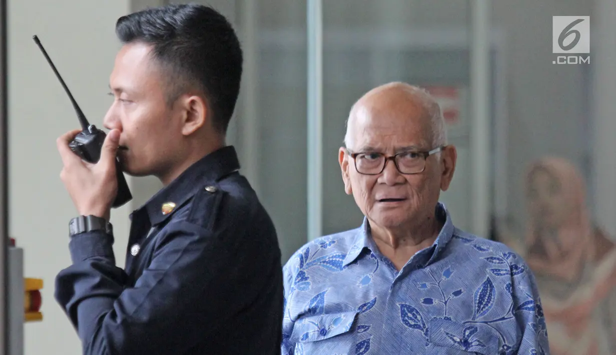 Mantan Menko Bidang Perekonomian Dorodjatun Kuntjoro usai pemeriksaan di Gedung KPK, Jakarta, Rabu (21/2). Dorodjatun diperiksa terkait kasus dugaan korupsi penerbitan SKL Bantuan Likuiditas Bank Indonesia (BLBI). (Liputan6.com/Herman Zakharia)