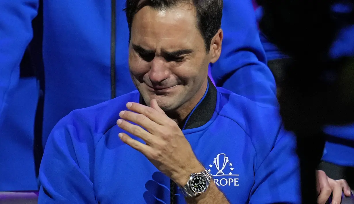 Roger Federer dari Tim Eropa menangis setelah pertandingan ganda Piala Laver di arena O2 di London, Jumat (23/9/2022). Laga terakhir Federer dilakoni di nomor ganda putra. Petenis asal Swiss itu berduet dengan salah satu rival terbesarnya, Rafael Nadal. (AP Photo/Kin Cheung)