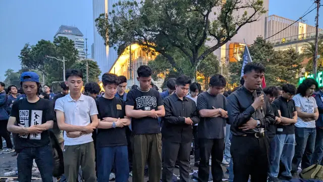 Momen Massa Trisakti Bakar Flare Sebelum Bubarkan Diri