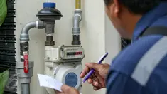 Petugas melakukan pengecekan meteran gas, Jakarta, Kamis (3/3/2016). Pemerintah berupaya mempercepat pembangunan jaringan gas rumah tangga. (Liputan6.com/Yoppy Renato)