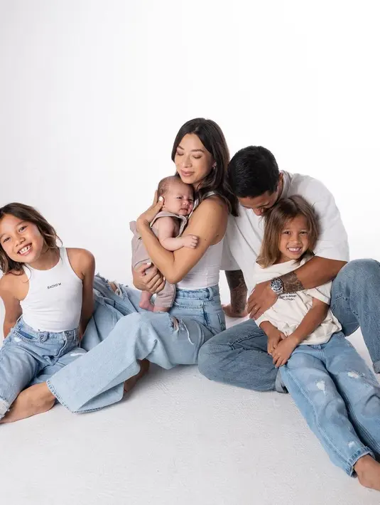 Blue jeans dan white tee merupakan pasangan sejati seperti pasangan suami istri Jen dan Irfan (Foto: Instagram @jenniferbachdim)