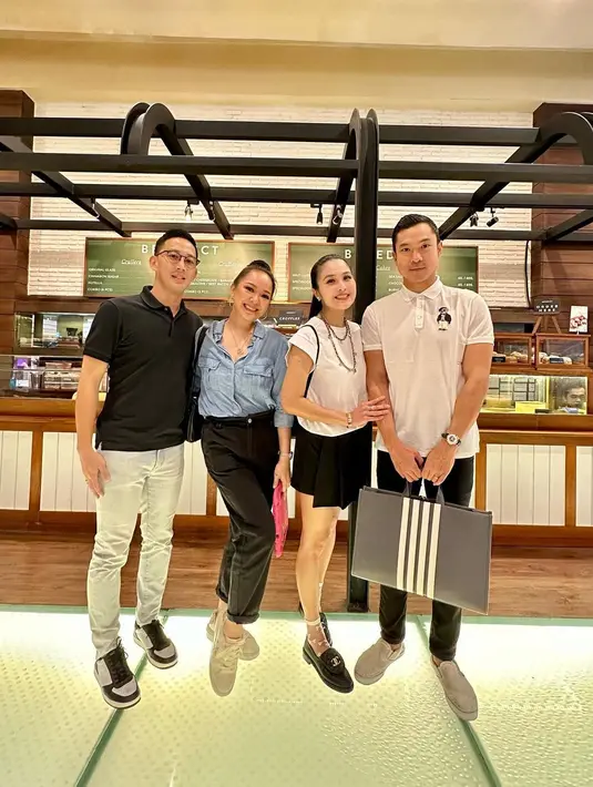 <p>Sandra Dewi dan Yuanita Christiani (Instagram/sandradewi88)</p>