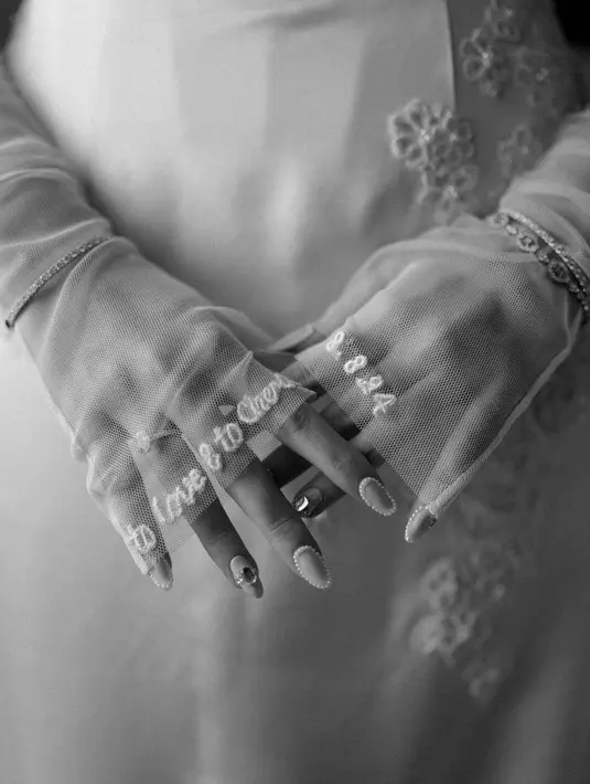 Spesialnya lagi, penampilan Cassandra juga dilengkapi dengan sarung tangan yang bertuliskan quote favoritnya serta tanggal cantik pernikahannya. [@liv_atelier.id].