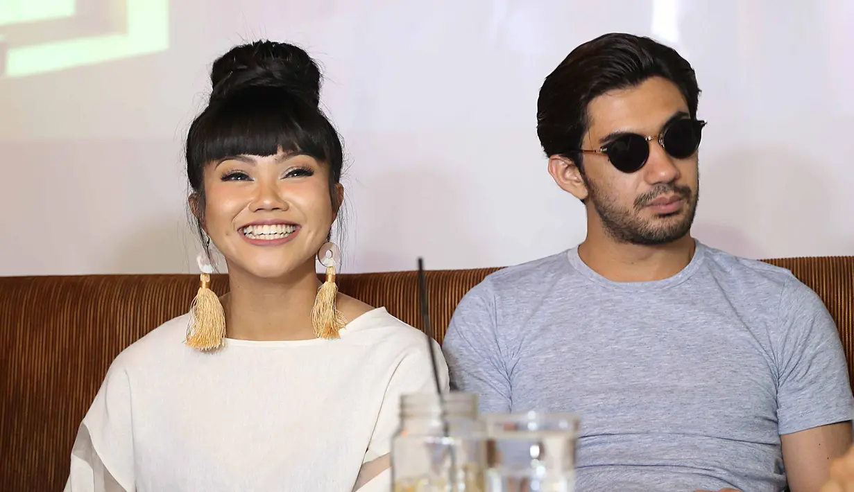 Demi mendapatkan emosi lagu yang menggambarkan pengalaman pribadi itu, keduanya harus berada dalam ruangan untuk saling curhat dengan pengalamannya. Butuh beberapa jam hingga akhirnya Yura bisa menanggis. (Nurwahyunan/Bintang.com)