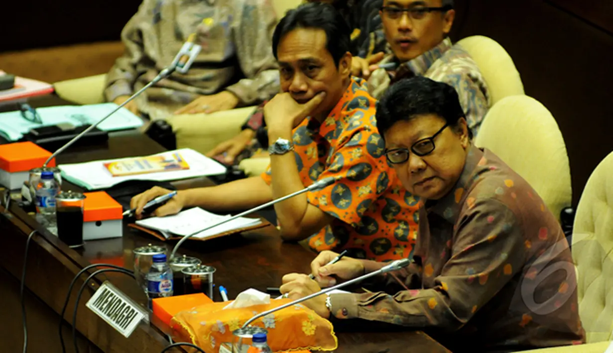 Mendagri Tjahjo Kumolo mengikuti rapat kerja dengan Komisi II DPR di Ruang Rapat Komisi II, Gedung DPR, Senayan,  Jakarta, Jumat (16/1/2015). (Liputan6.com/Faisal R Syam)
