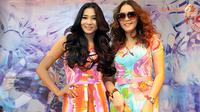 Maia dan Mey Chan terlihat kompak dengan mengenakan baju bermotif warna-warni cerah. Keduanya tampak segar dan cantik (Liputan6.com/Panji Diksana).