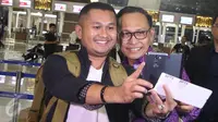 Dirut Garuda Indonesia, Arif Wibowo selfie bersama calon penumpang Garuda Indonesia pada penerbangan perdana di Terminal 3 Bandara Soekarno Hatta, Tangerang, Selasa (9/8). (Liputan6.com/Immanuel Antonius). 