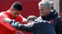 Manajer Manchester United (MU) Jose Mourinho dan Chris Smalling (Sky Sports)