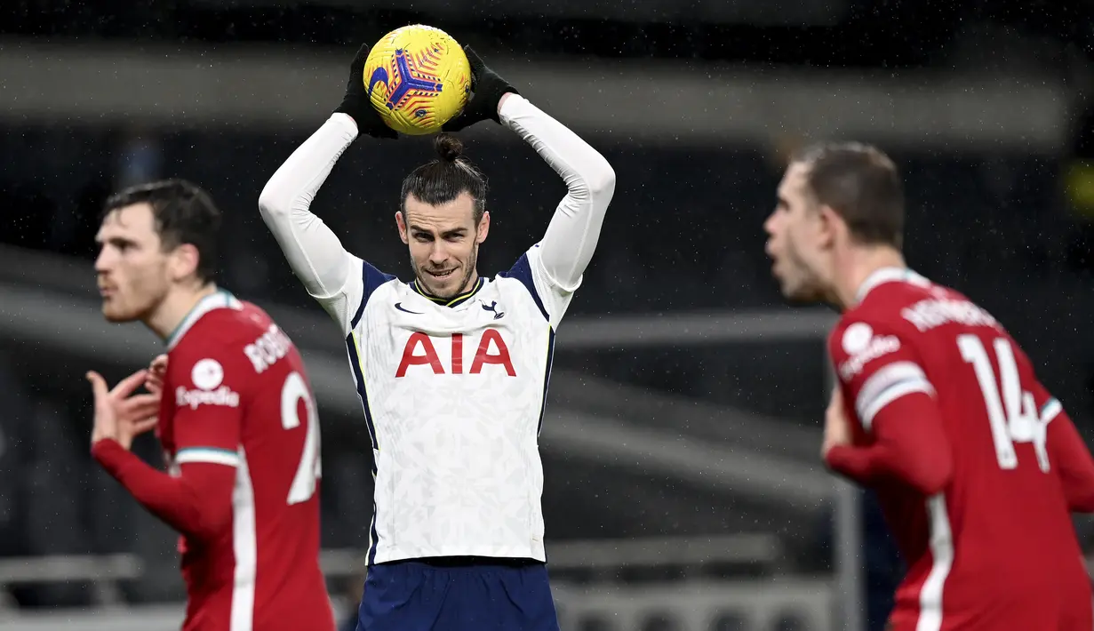 Gelandang Tottenham Hotspur, Gareth Bale melempar bola saat bertanding melawan Liverpool pada pertandingan Liga Inggris di Stadion Tottenham Hotspur, London, Jumat (29/1/2021). Hasil ini membuat Liverpool mengakhiri puasa kemenangan setelah melewati lima laga. (Shaun Botterill/Pool via AP)