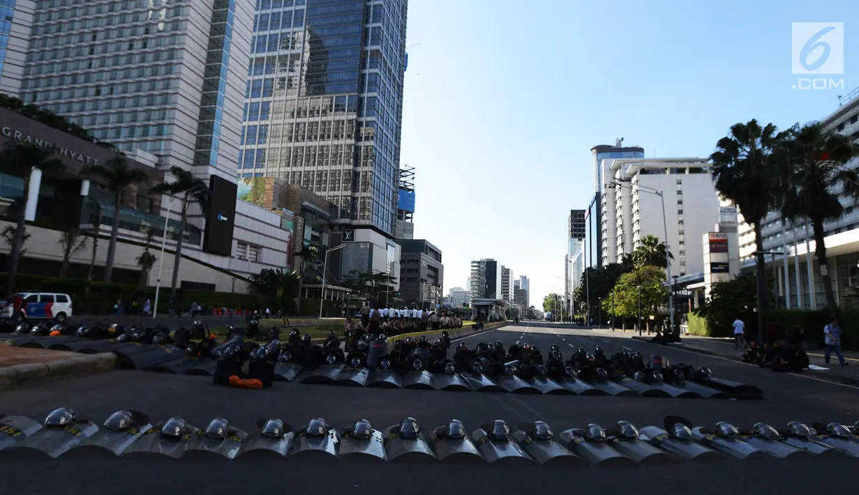 Polisi menaruh tameng untuk berjaga-jaga di Jalan MH Thamrin, Jakarta Pusat, Jumat (24/5/2019). Jalan MH Thamrin yang menjadi salah satu titik kericuhan dalam Aksi 22 Mei 2019 masih ditutup. (merdeka.com/Imam Buhori)